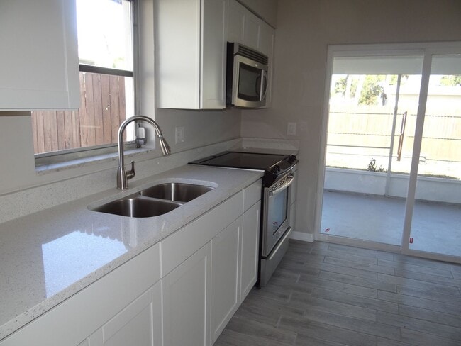 Building Photo - Annual Renovated Duplex 2 bed 1 bath 1 car...