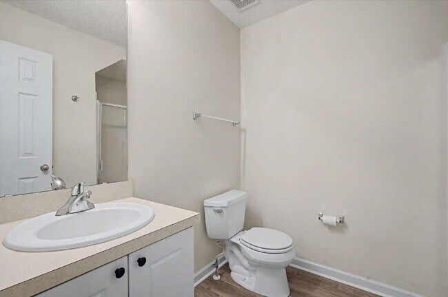 Building Photo - Townhome in Desirable Hedingham Community