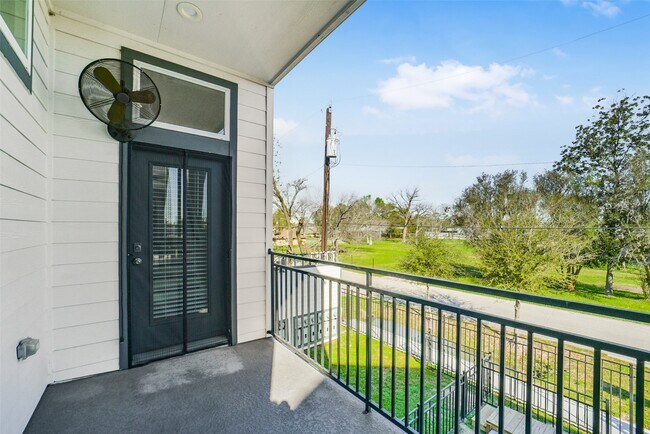 Building Photo - 720 W Donovan St