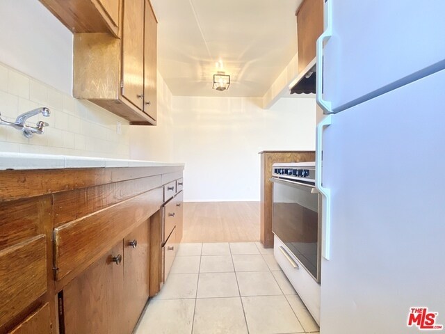 Building Photo - 2554 N Beachwood Dr