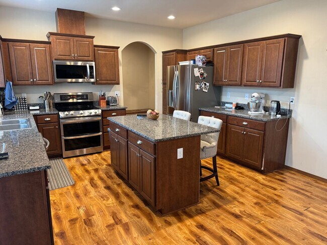 Building Photo - Spacious Vista View Home for Lease