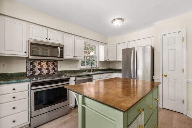 Building Photo - 5703 Stardust Dr