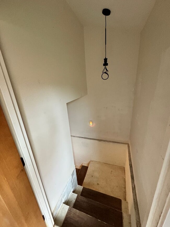 Building Photo - Eclectic Portland Home with Modern Touches...