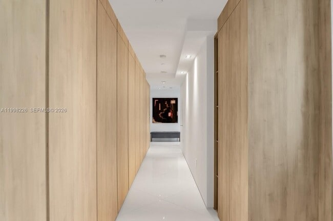 Building Photo - 300 South Pointe Dr