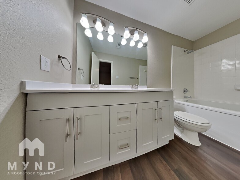 Building Photo - 8135 Villandry Ln