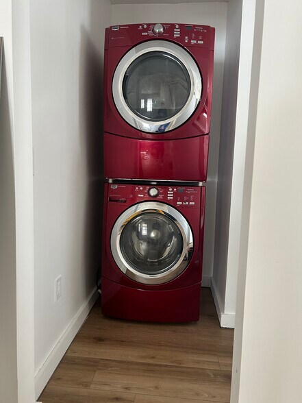 Building Photo - 321 Adolph St