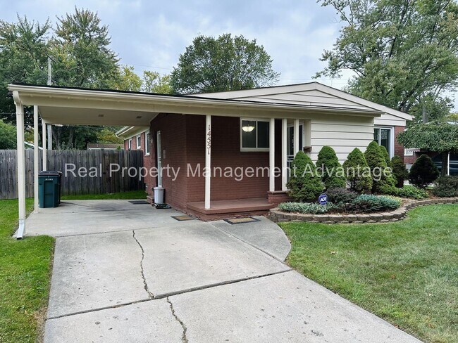Building Photo - Oak Park Mid-Century Modern Beauty!