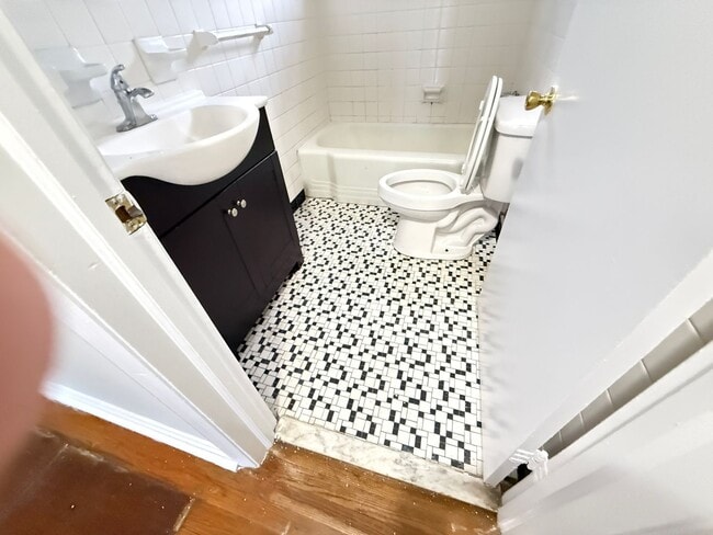 Building Photo - 2825 Amherst Rd