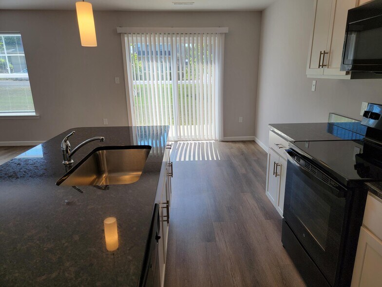 Building Photo - 3 Cobblestone Ct