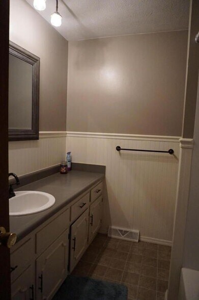 Building Photo - 2536 S McCann Ave