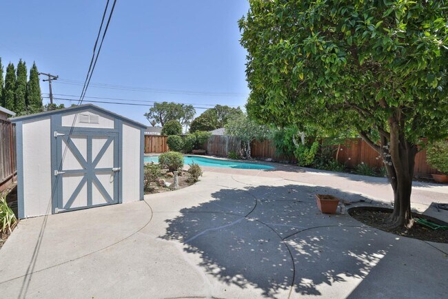 Building Photo - 1841 Briarwood Dr