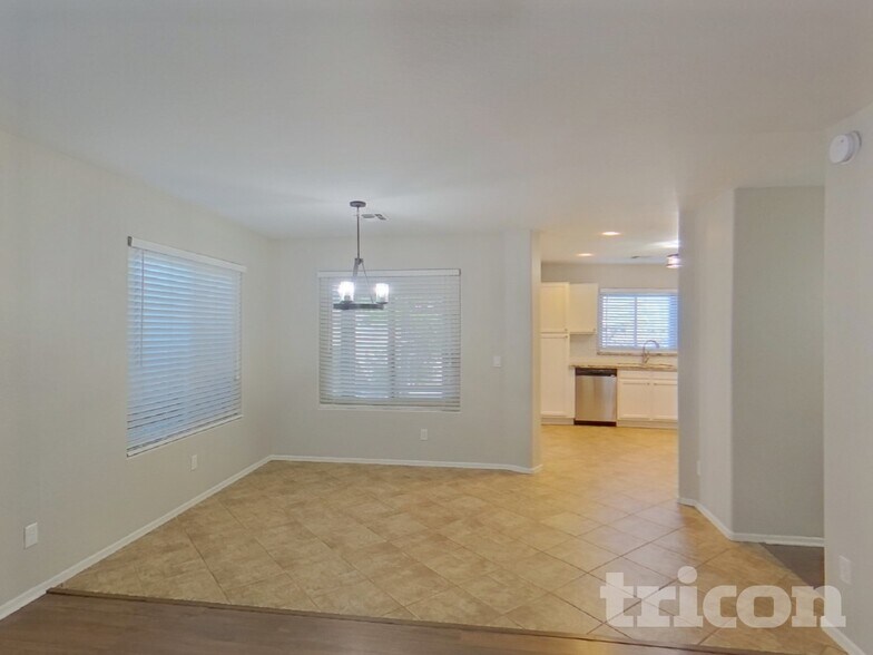 Building Photo - 43738 Elm Dr