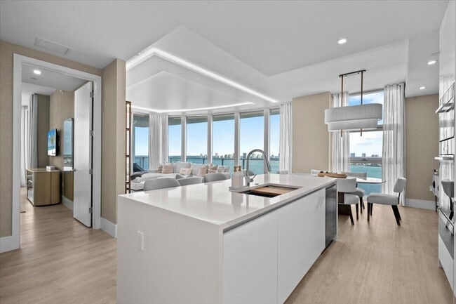 Building Photo - 220 Lake Shore Dr