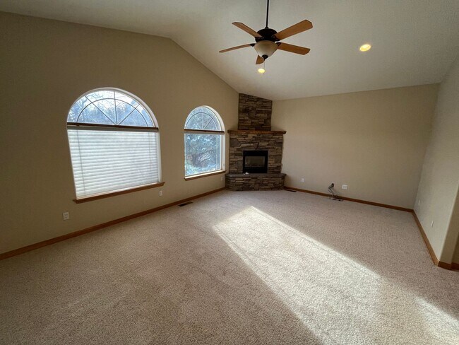 Building Photo - Spacious 3 Bed/3.5 Bath Home with Two Prim...
