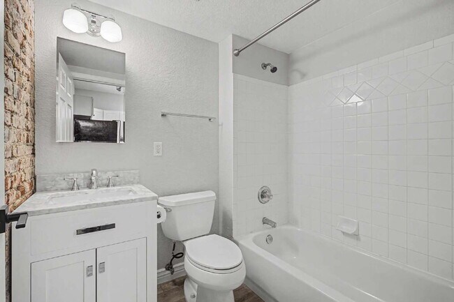 Building Photo - Adorable Studio in 1909 Building! Heart of Capitol Hill