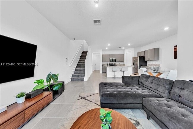 Building Photo - 1004 Willow Pl