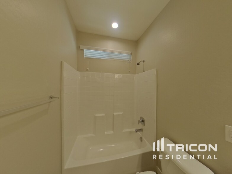 Building Photo - 42288 W Posada Dr