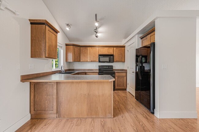 Building Photo - 5 bed 3 bath split level near State Line