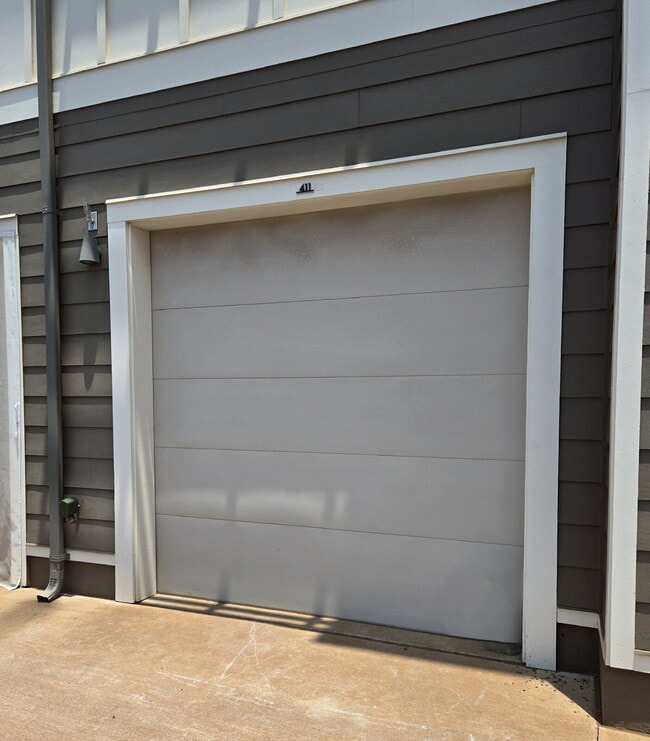 Building Photo - Hoopili Kaikea 2br/1ba with 1-car garage & stall