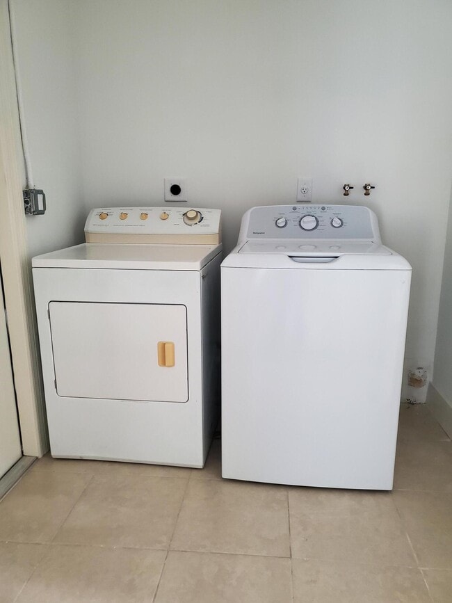 Building Photo - 4742 Hairland Dr