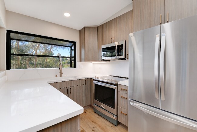 Building Photo - 8860 Villa La Jolla Dr