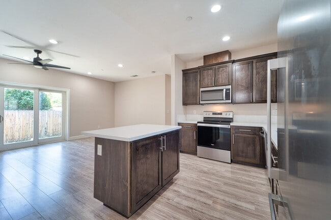 Building Photo - Like new home in Olivehurst