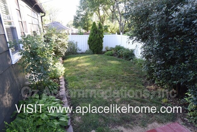 Building Photo - 8870 Westbrooke Dr