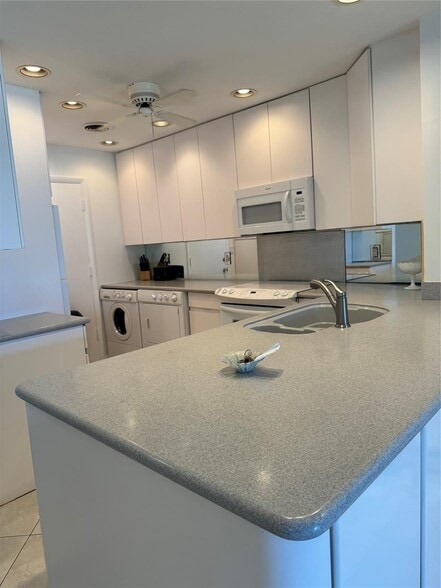 Building Photo - 6000 N Ocean Blvd