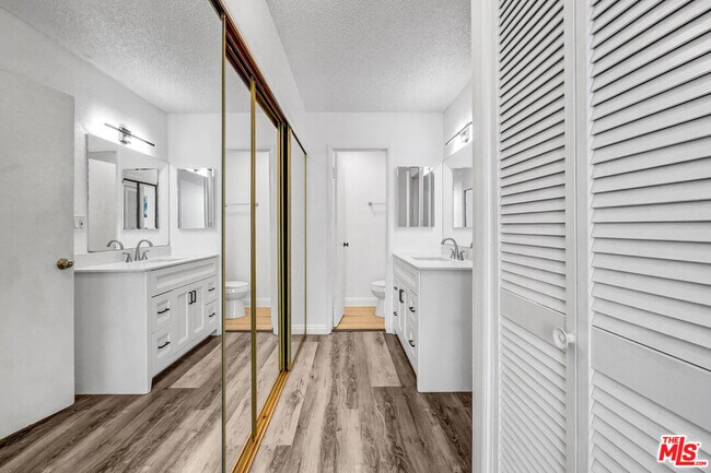 Building Photo - 18620 Hatteras St