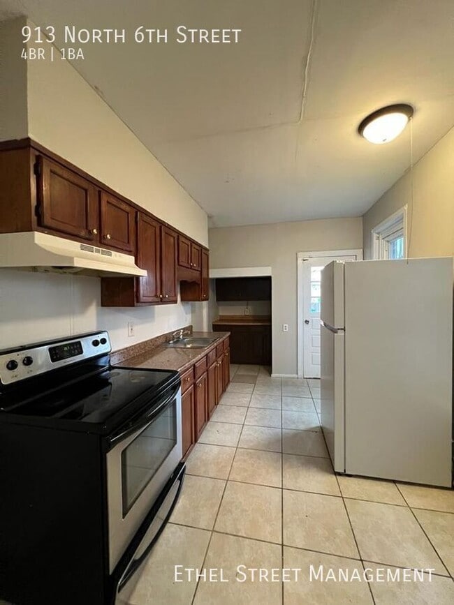 Building Photo - 913 N 6th St