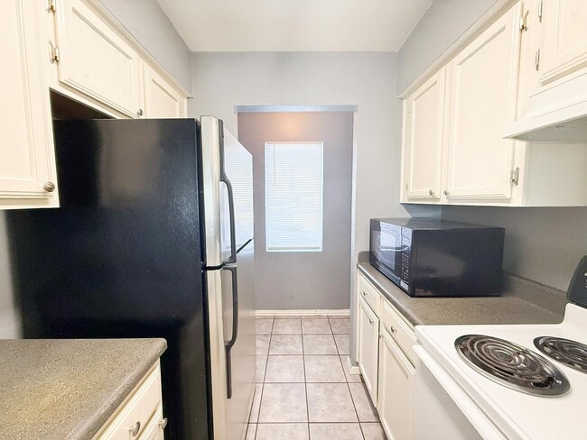 Building Photo - Spacious 2 story townhouse with fenced yard!