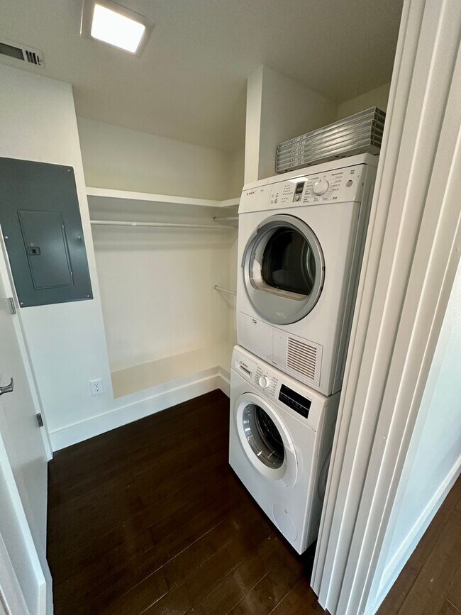 Building Photo - 1 BED | 1 BATH | DRAYTON TOWER | ALL UTILITIES INCLUDED