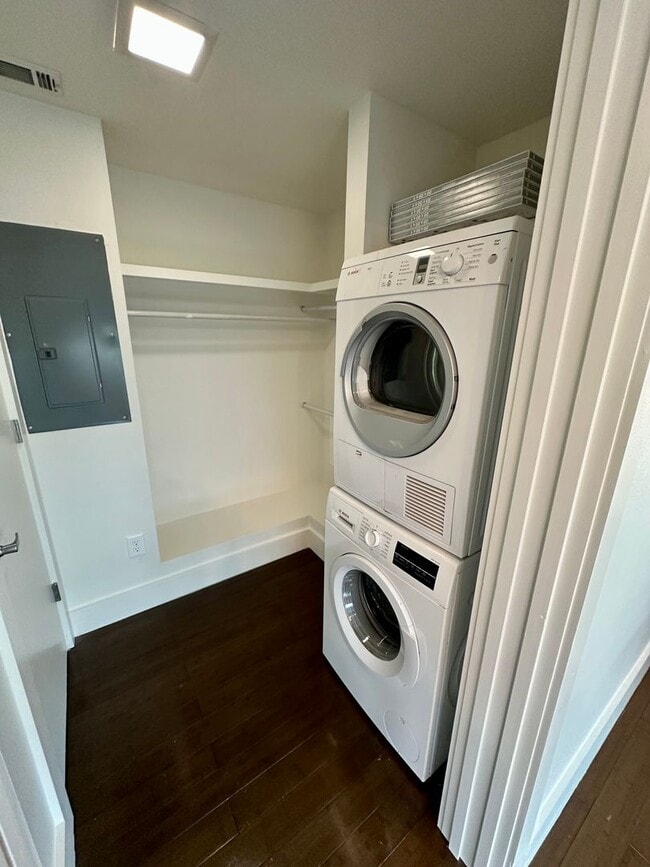 Building Photo - 102 E Liberty