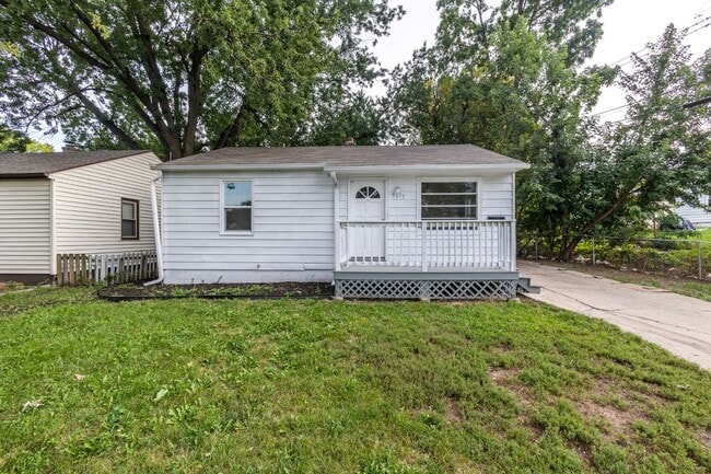 Building Photo - Stylish Simplicity: 2 Bed, 1 Bath Single-F...