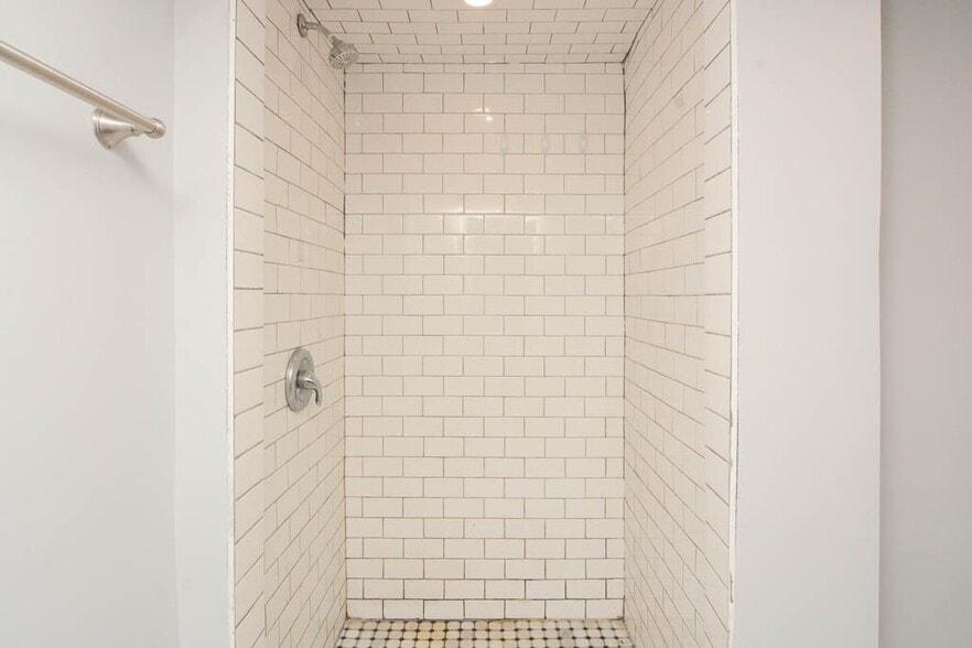 Building Photo - 2966 N Ridgeway Ave