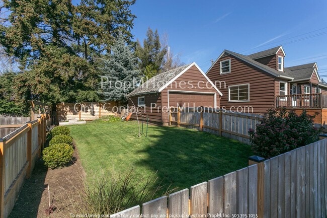 Building Photo - Delightful Two Bedroom Duplex In SE Portland - Fenced Yard!