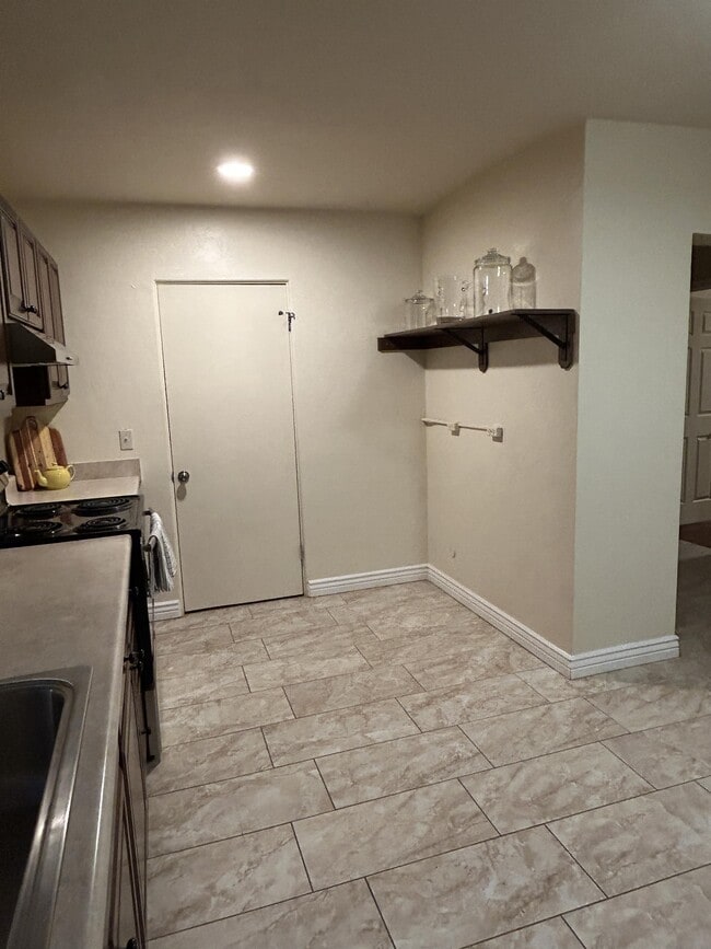 Building Photo - 902 S Fremont Ave