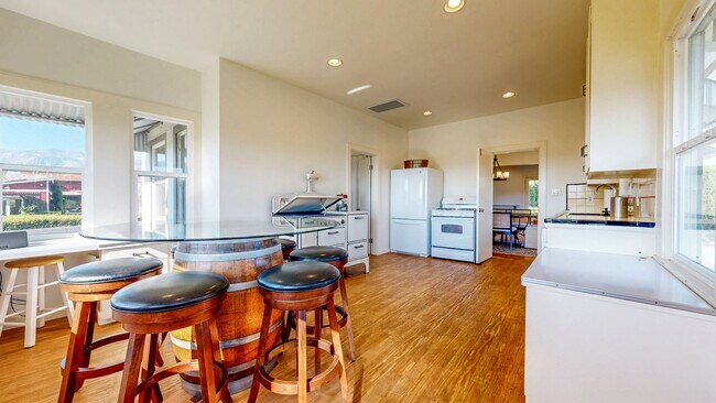 Building Photo - Charming 2 bedroom 1.5 bath plus office ho...