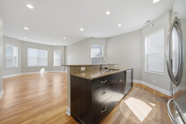 Building Photo - 4742 N Sawyer Ave