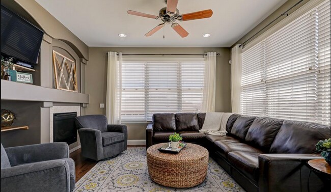 Building Photo - Gorgeous 4 Bedroom In The Grove!!
