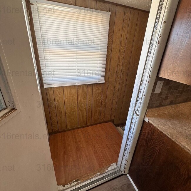 Building Photo - $1200 – 3 Bed + Bonus Room, 1 Bath | Singl...