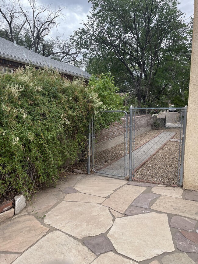 Building Photo - 437 Maple St NE