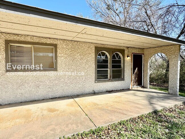 Building Photo - 2 Bed/1 Bath Townhome with Off-Street Parking / Pet-Friendly / Available Now!