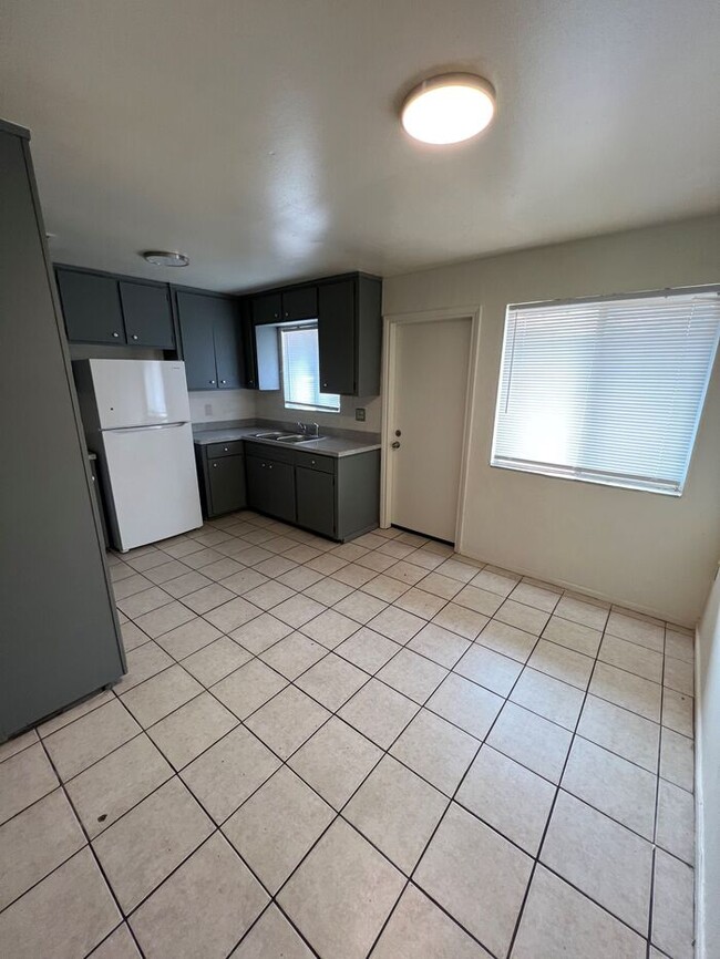 Building Photo - Town Home For Rent