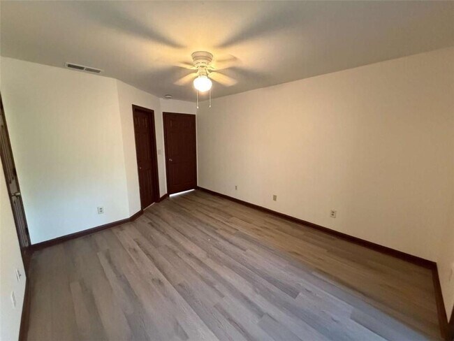 Building Photo - 1702 Pine Tree Dr