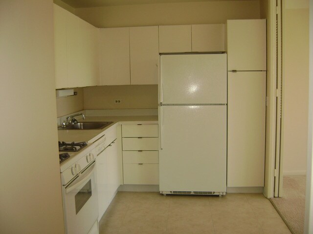 Building Photo - 2800 N Lake Shore Dr