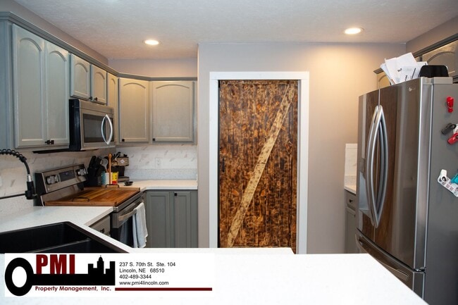 Building Photo - 4 Bedroom and 3 bathroom Fully Furnished