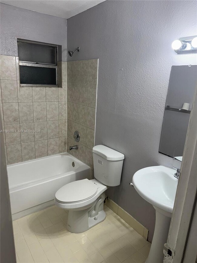 Building Photo - 2500 NW 9th Ct