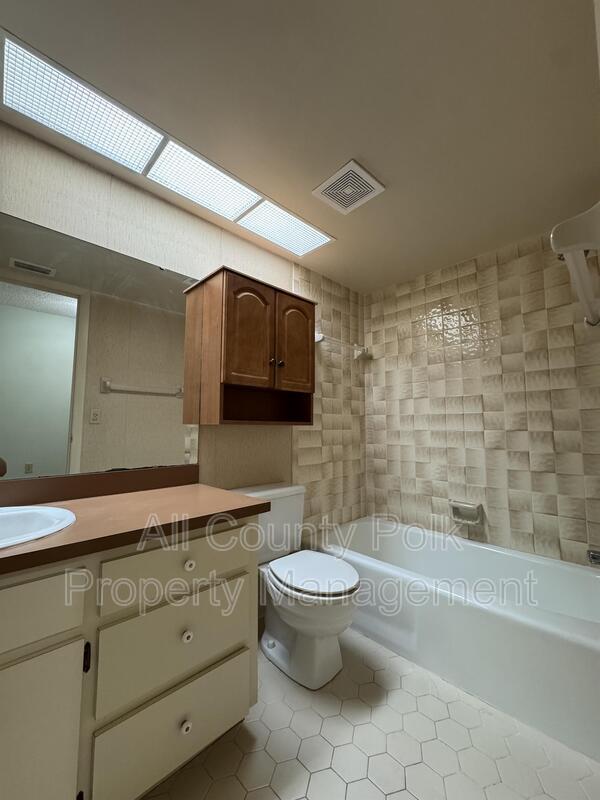 Building Photo - 542 Lake Carolyn Cir