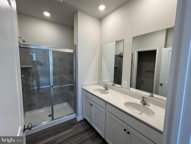 Building Photo - 400 Silver Birch Dr